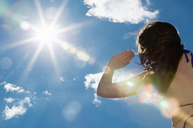 Mẹo giữ an toàn dưới ánh nắng mặt trời: Từ kem chống nắng đến kính râm